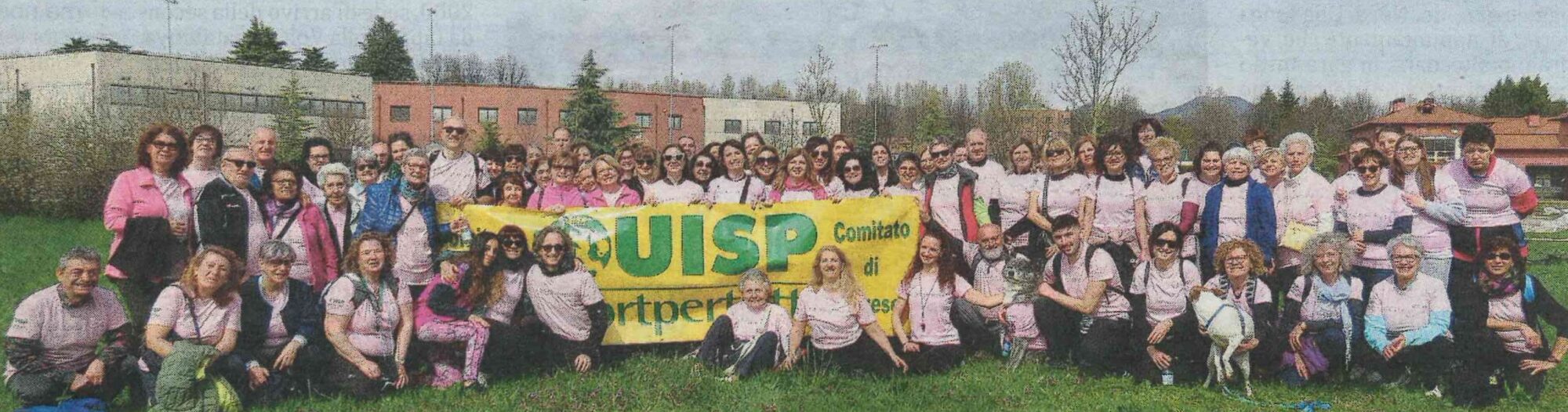 Gruppo di partecipanti alla Corsa Rosa di Varese con la maglia rosa Uisp