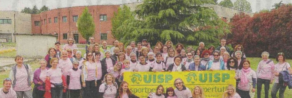 Partecipanti alla Corsa Rosa Uisp Varese con lo striscione Uisp nel parco dell'Università