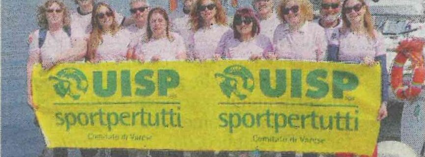 Equipaggio in maglia rosa della Veleggiata Rosa sul Lago Maggiore con lo striscione Uisp